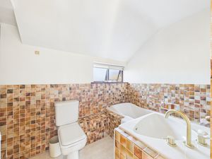 Main Bathroom- click for photo gallery